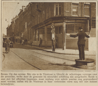 874341 Afbeelding van de start van de verbreding van de Lange Viestraat te Utrecht door het dichttimmeren van door de ...